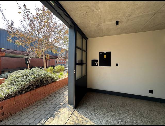 48M² SHOWROOM TO LET IN ROOIHUISKRAAL NORTH